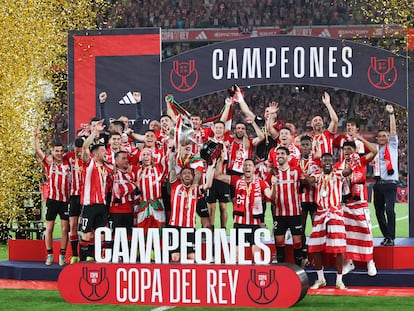 Los jugadores del Athletic celebran la victoria en la final de Copa tras imponerse al Mallorca en La Cartuja, en Sevilla.