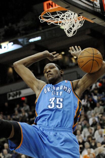 Kevin Durant encesta en el partido de su equipo ante Minnesota.