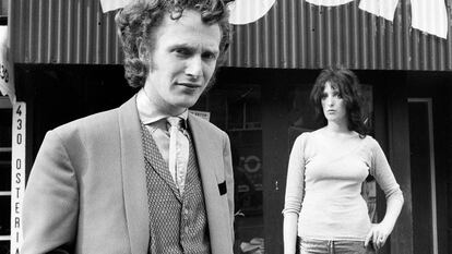 Malcolm McLaren viste como un teddy boy a la puerta de la tienda londinense de segunda mano Let It Rock. 