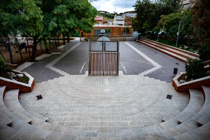 Plaza de la Asamblea de Cataluña, conocida popularmente como La Casino, en el barrio de Marinao de Sant Boi de Llobregat (Barcelona).