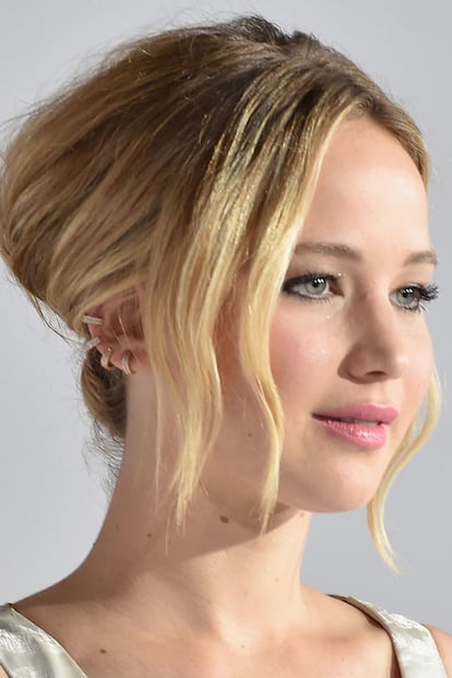 Jennifer Lawrence eligió esta opción en la premiere de la última entrega de Los juegos del hambre en Los Angeles. La actriz utilizó el ear-cuff para darle un toque actual a un estilismo demasiado edulcorado.