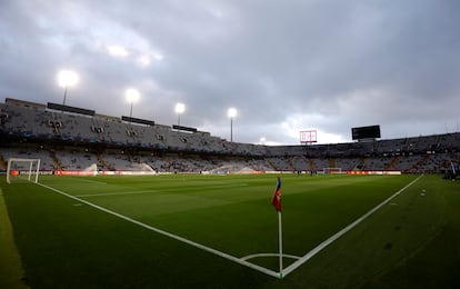 Todo preparado en el estadio Lluís Companys, para que de comienzo el partido de vuelta de cuartos de la Champions League entre el Barça y el PSG.