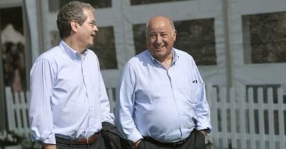 Amancio Ortega, a la derecha, junto a Pablo Isla, presidente de Inditex.