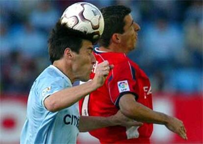 Berizzo y Makaay luchan por un balón aéreo.