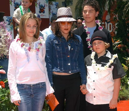 Lisa Marie Presley, con los hijos que tuvo con el actor Danny Keough, Riley y Benjamin Storm, en una fotografía de julio de 2002. 