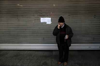 Un señor frente a una parada de metro cerrada en Atenas, este jueves, durante durante la huelga general convocada en Grecia.