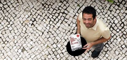 The writer Jo&atilde;o Ricardo Pedro with his first book.