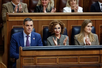 El presidente del Gobierno, Pedro Sánchez, y las vicepresidentas primera, María Jesús Montero (c) y tercera, Sara Aagesen, este miércoles al Congreso durante la sesión de control.