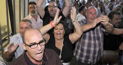 Un grupo de sindicalistas muestra su apoyo a los compañeros detenidos el jueves.