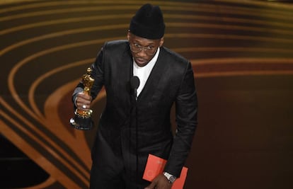 Mahershala Ali recebe o Oscar de melhor ator coadjuvante por sua atuação em 'Green Book'.