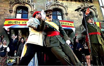 Ramon Fontserè, caracterizado como Franco, durante la recreación de la visita del caudillo a Vic con la que Els Joglars presentaron su filme.