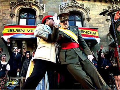 Ramon Fontserè, caracterizado como Franco, durante la recreación de la visita del caudillo a Vic con la que Els Joglars presentaron su filme.