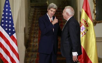 El ministro de Exteriores, José Manuel García-Margallo, recibe al secretario de Estado de EE UU, John Kerry, en el Palacio de Viana de Madrid, el 18 de octubre de 2015.