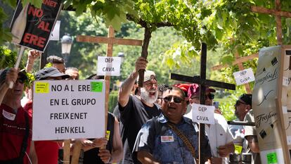 Manifestación frente al Parlament de Catalunya, para denunciar los 180 despidos anunciados por el grupo Freixenet.