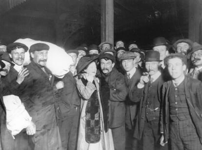 Supervivientes del Titanic son recibidos por sus familiares a su vuelta a Southampton, Inglaterra.