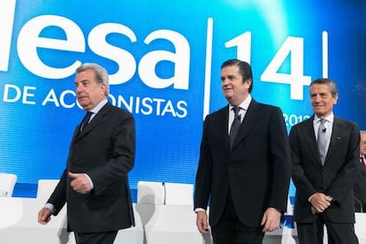 Fulvio Conti, ex presidente de Enel (a la izquierda), Borja Prado, presidente de Enel (en el centro) y Andrea Brentan, en la junta de accionistas de Endesa de mayo de 2014.