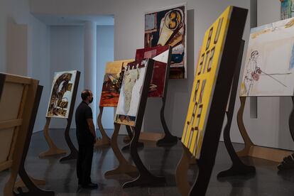 Instalacion 'Teatro de las dudas', de Rasmus Nilausen en la exposición 'Apuntes para un incendio de los ojos', en el Macba.