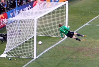 El portero alemán, Neuer, no puede atajar el disparo de Frank Lampard, que bota claramente dentro de la portería. El árbitro, en un error de bulto, no concedió el gol que habría significado el 2-2.