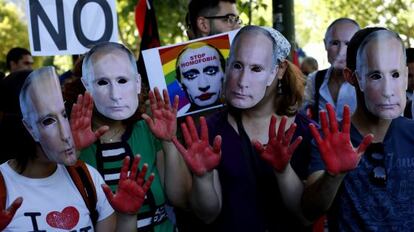 Manifestantes protestan ante la Embajada rusa en Madrid.