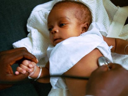 Un beb&eacute; es examinado en un hospital PMI de Abiyan, Costa de Marfil. 
