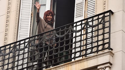 Cristina Kirchner inicia seis años de prisión domiciliaria por corrupción