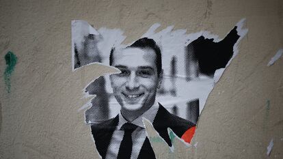Un cartel de Jordan Bardella para las elecciones legislativas francesas, rasgado en París.
