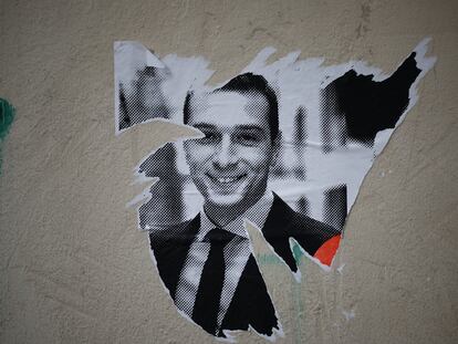 Un cartel de Jordan Bardella para las elecciones legislativas francesas, rasgado en París.