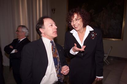 Los escritores Javier Marías y Maruja Torres conversan en el acto de entrega de los Premios Ortega y Gasset de Periodismo celebrado en el Círculo de Bellas Artes de Madrid en 2001.