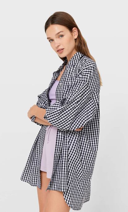 Esta camisa oversize de cuadros vichy de Stradivarius entrará directa a tu número uno de básicos imprescindibles con los que levantar cualquier look. ¿Necesitas más motivos? Podrás llevarla todo el otoño y su precio: 7,99 euros.