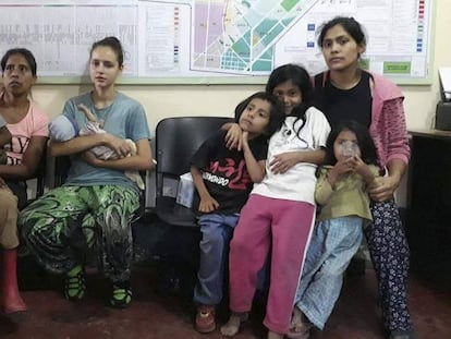Patricia Aguilar (centro) no dia de seu resgate em uma selva peruana, no dia 5 de julho.