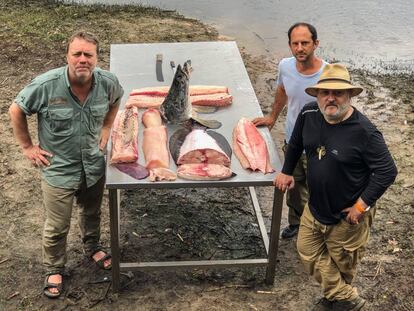 Pedro Miguel Schiaffino, Sacha Hormaechea y un servidor ante el magistral despiece del paiche.