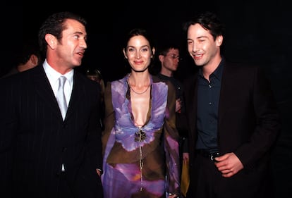 Mel Gibson, Carrie-Anne Moss y Keanu Reeves en el año 2000.