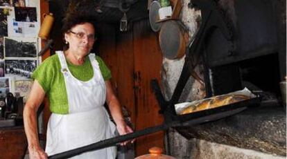 Herminia en su panadería, a la que acuden desde Jerusalén para hacerse con sus famosos postres.