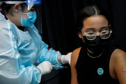 Una niña era vacunada contra la covid en Miami (Florida) en agosto de 2021. 
