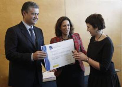 La secretaria de Estado de Turismo, Isabel Borrego (c), y el presidente de la Comisión de Turismo de la FEMP y alcalde de Mogán (Las Palmas), Francisco González, durante la entrega de los Premios SICTED (Sistema Integral de Calidad Turística en Destinos) y los Diplomas a Destinos Turísticos, hoy en en la Feria Internacional de Turismo (Fitur) que se celebra en Madrid