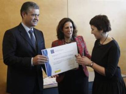 La secretaria de Estado de Turismo, Isabel Borrego (c), y el presidente de la Comisión de Turismo de la FEMP y alcalde de Mogán (Las Palmas), Francisco González, durante la entrega de los Premios SICTED (Sistema Integral de Calidad Turística en Destinos) y los Diplomas a Destinos Turísticos, hoy en en la Feria Internacional de Turismo (Fitur) que se celebra en Madrid