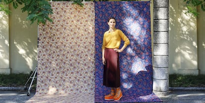 La diseñadora, ante dos de las telas que utiliza en sus trabajos para Maison Matisse.