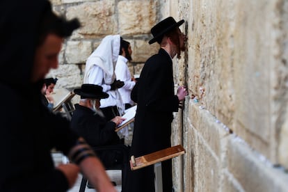 Judíos rezan en el muro de las Lamentaciones de la ciudad vieja de Jerusalén pocas horas después del ataque llevado a cabo por Irán con drones y misiles. 