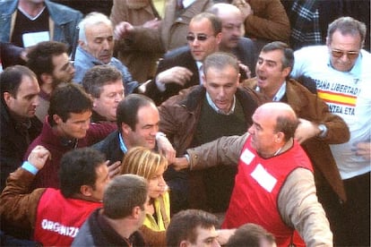 El líder del PP, Mariano Rajoy, ha pedido "igualdad de trato" respecto a los socialistas, y ha asegurado: "Lo ocurrido no es nada comparado con lo que nos ocurrió a nosotros", en referencia a las protestas ante la sede central del PP en vísperas de las elecciones del 14 de marzo.