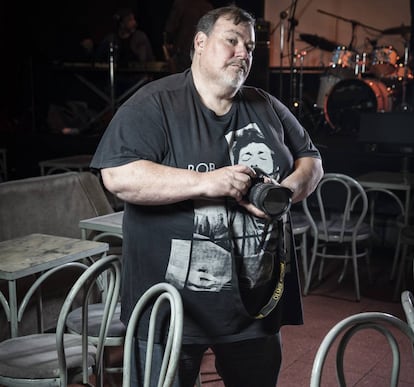 Domingo J. Casas, fotógrafo musical fotografiado en la sala Galileo de Madrid