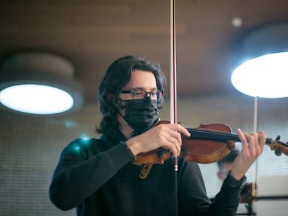 Albert Skuratov, director de la Madrid Festival Orchestra durante el ensayo del concierto de fin de año 'La Clásica del Pavón' en la Parroquia del Virgen del Camino en Collado Villalba.