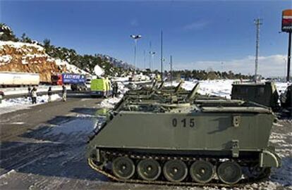 Vehículos militares contribuyeron a la limpieza de la carretera de Igualada.