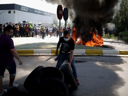 Trabajadores protestan en la planta de Nissan por el cierre.