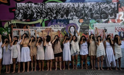 Organizaciones feministas convocaron a una jornada de paro nacional para exigir el fin de la violencia de género en Chile.