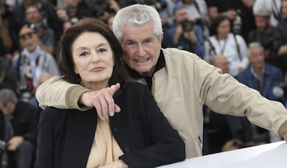 Anouk Aimee, a la izquierda, y Claude Lelouch posan en el festival de Cannes.
