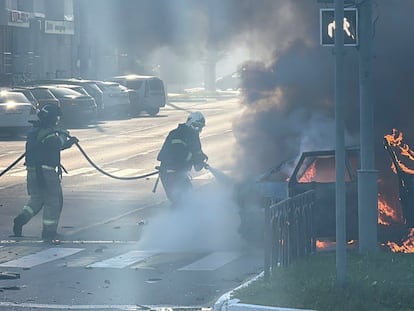 Bomberos rusos trabajan en la extinción de un incendio provocado por el impacto de un dron ucranio en Belgorod, este jueves.