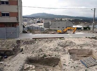Excavación para edificar viviendas en el castro de A Atalaia, en Cervo, en un solar con fosas donde se han encontrado restos castrexos.