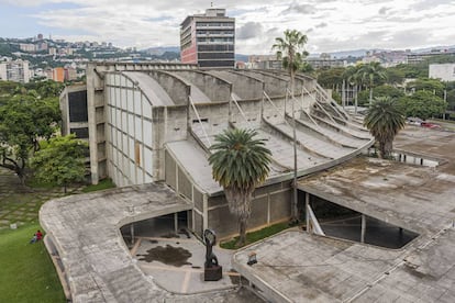 Parte trasera del aula magna en 2016. Al fondo el edificio de la biblioteca central. |