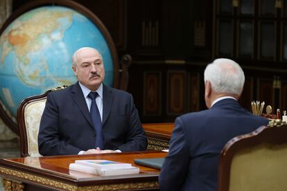 Lukashenko (de frente) en una reunión con el presidente del foro económico de Eurasia, Mijaíl Myasnikovich, en lunes en Minsk.