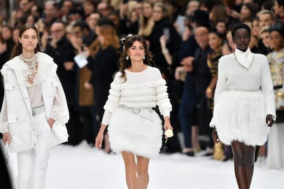 Su incursión en el mundo de la moda también ha sido una carrera ascendente. Sobre todo de la mano de Chanel. Asistió a un desfile de la firma francesa por primera vez en 1999 y desde entonces ha vestido sus diseños en innumerables ocasiones: en los Oscar, los Goya, el Festival de Cannes... e incluso en la gran pantalla. Su relación con el diseñador Karl Lagerfeld fue tan estrecha que, tras su muerte en 2019, la actriz se animó a desfilar para Chanel en el Grand Palais de París como homenaje póstumo a su gran amigo. Un año antes, se convirtió en la primera embajadora española de la firma francesa y protagonizó la campaña Crucero 2018/19, fotografiada por el mismísimo Lagerfeld. Una relación que el año pasado la llevó a ser una de las anfitrionas de la Gala Met —organizada por la todopoderosa Anna Wintour—, que rendía homenaje al fallecido diseñador.